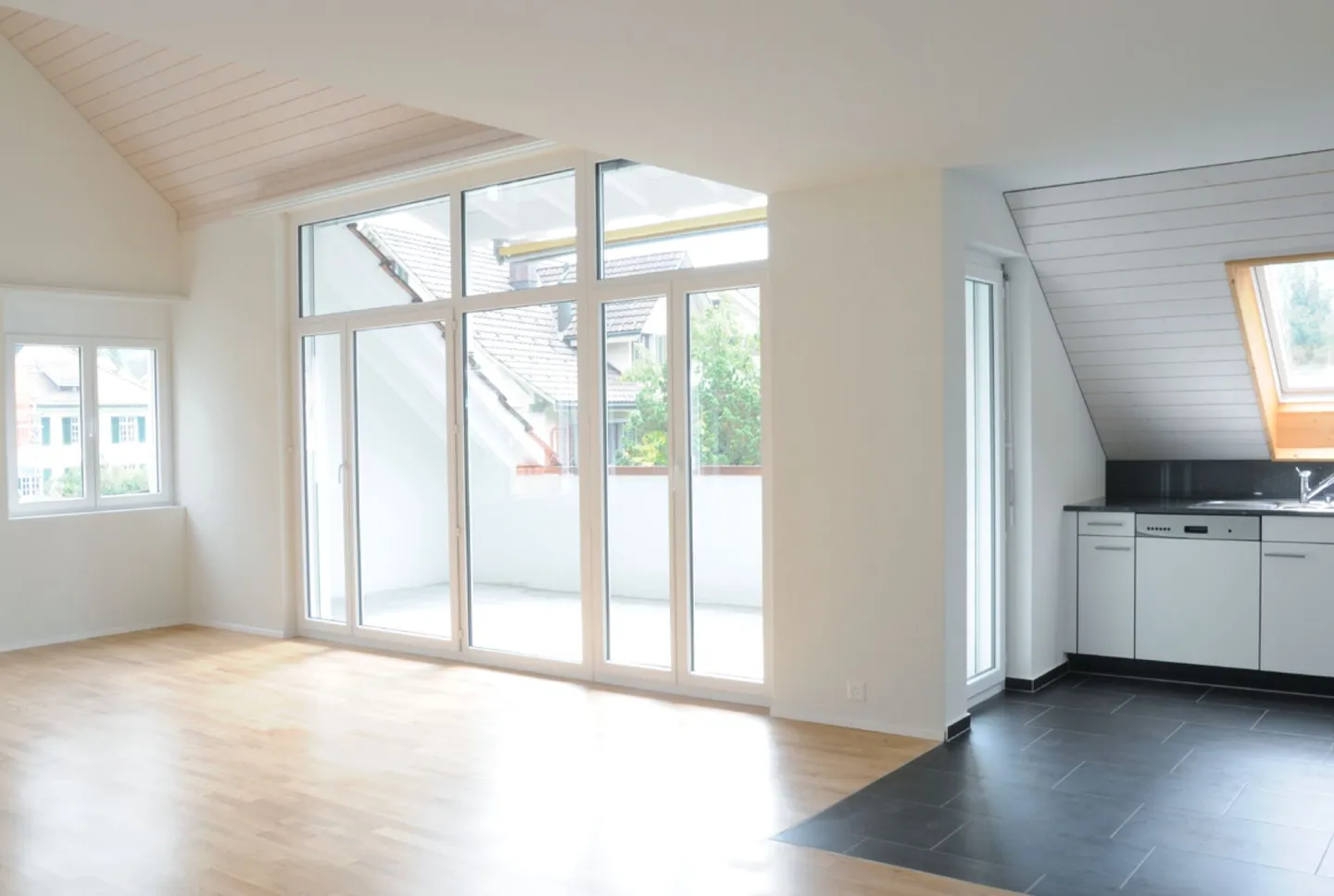 Spacious 4.5-room maisonette apartment with gallery, terrace, and flexible living concept - Photo 4 of 14