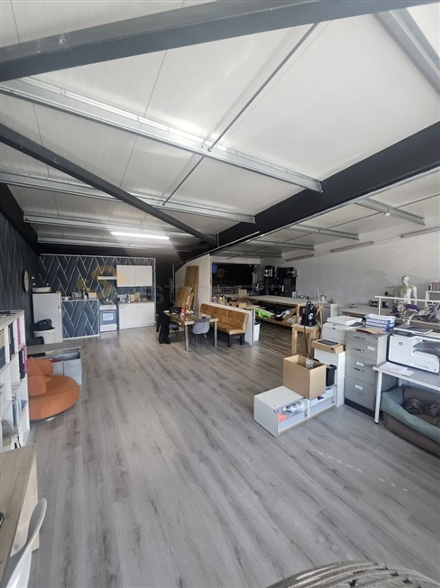 115 m2 Streetbox very well located! Box n°33 - Photo 4 of 6