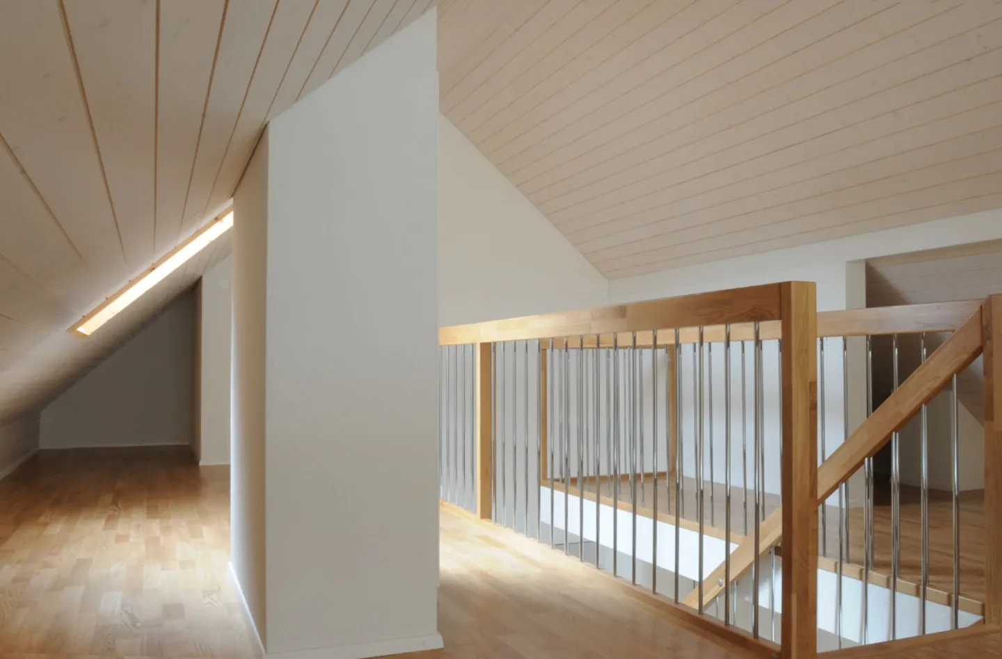 Spacious 4.5-room maisonette apartment with gallery, terrace, and flexible living concept - Photo 7 of 14