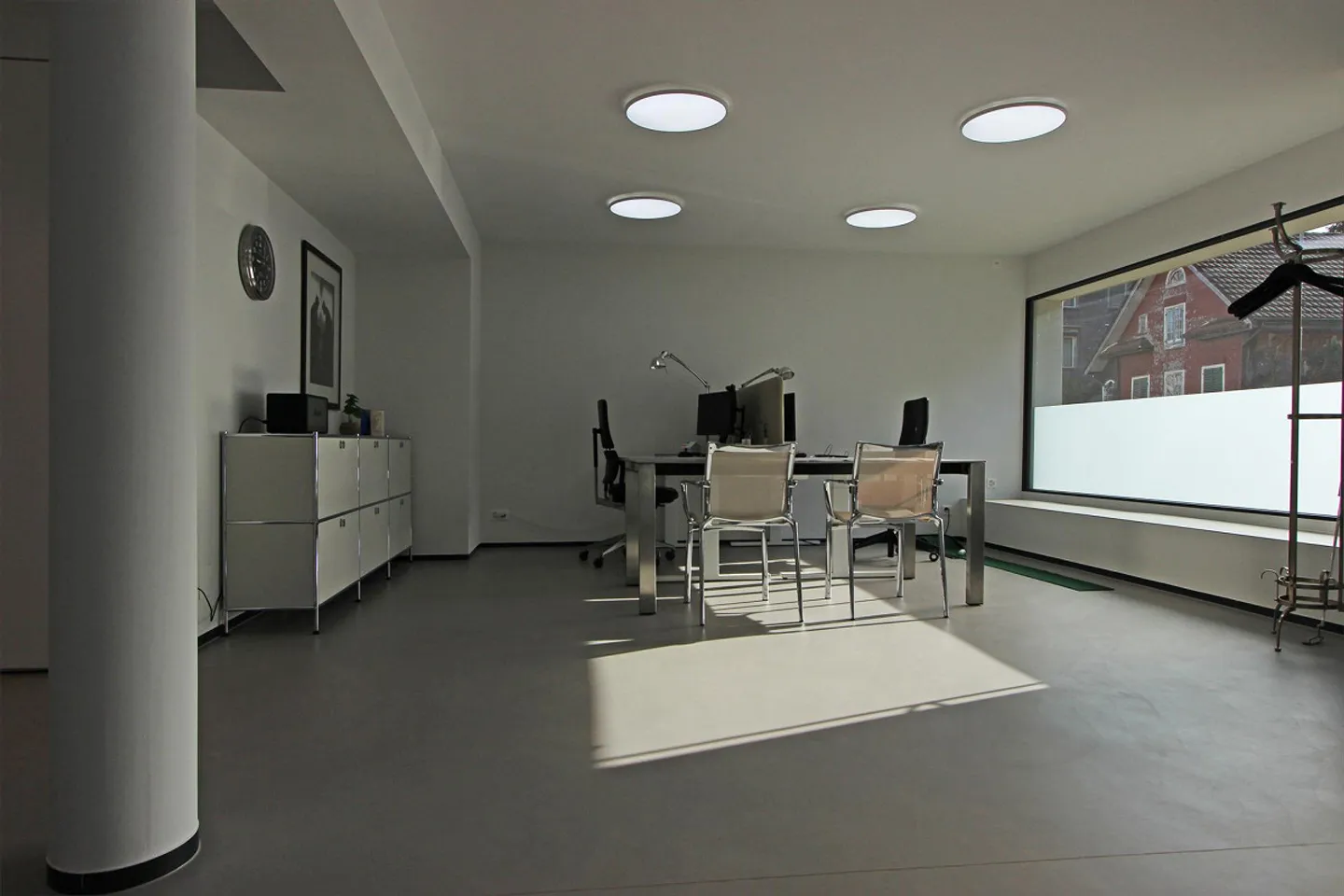 Modernes, helles Büro mit grossen Schaufenstern - Foto 1 von 6