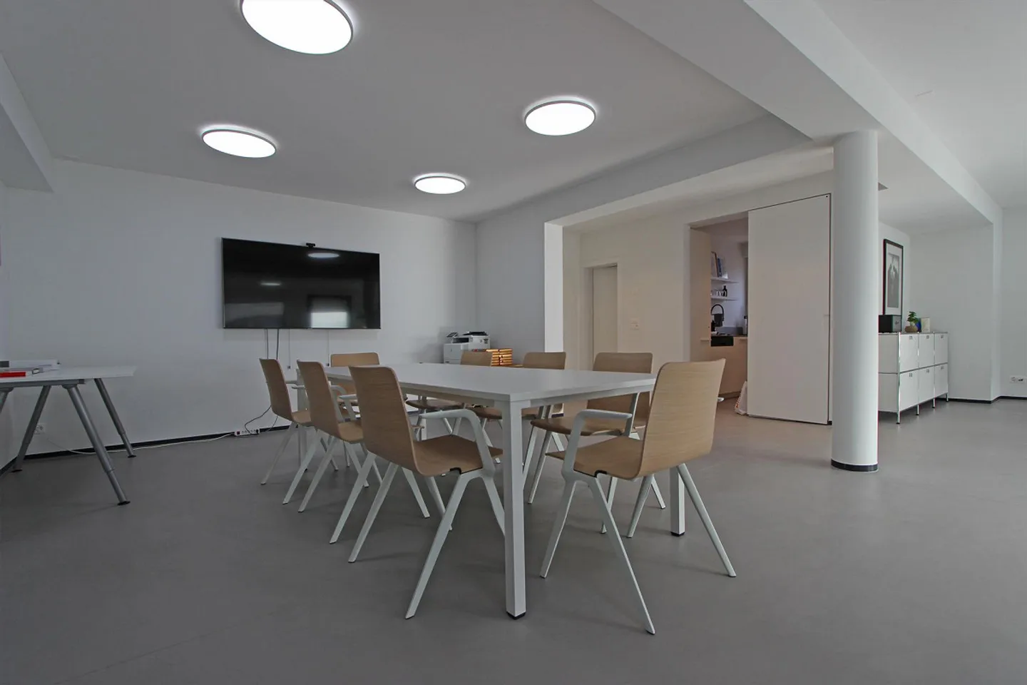 Modernes, helles Büro mit grossen Schaufenstern - Foto 2 von 6