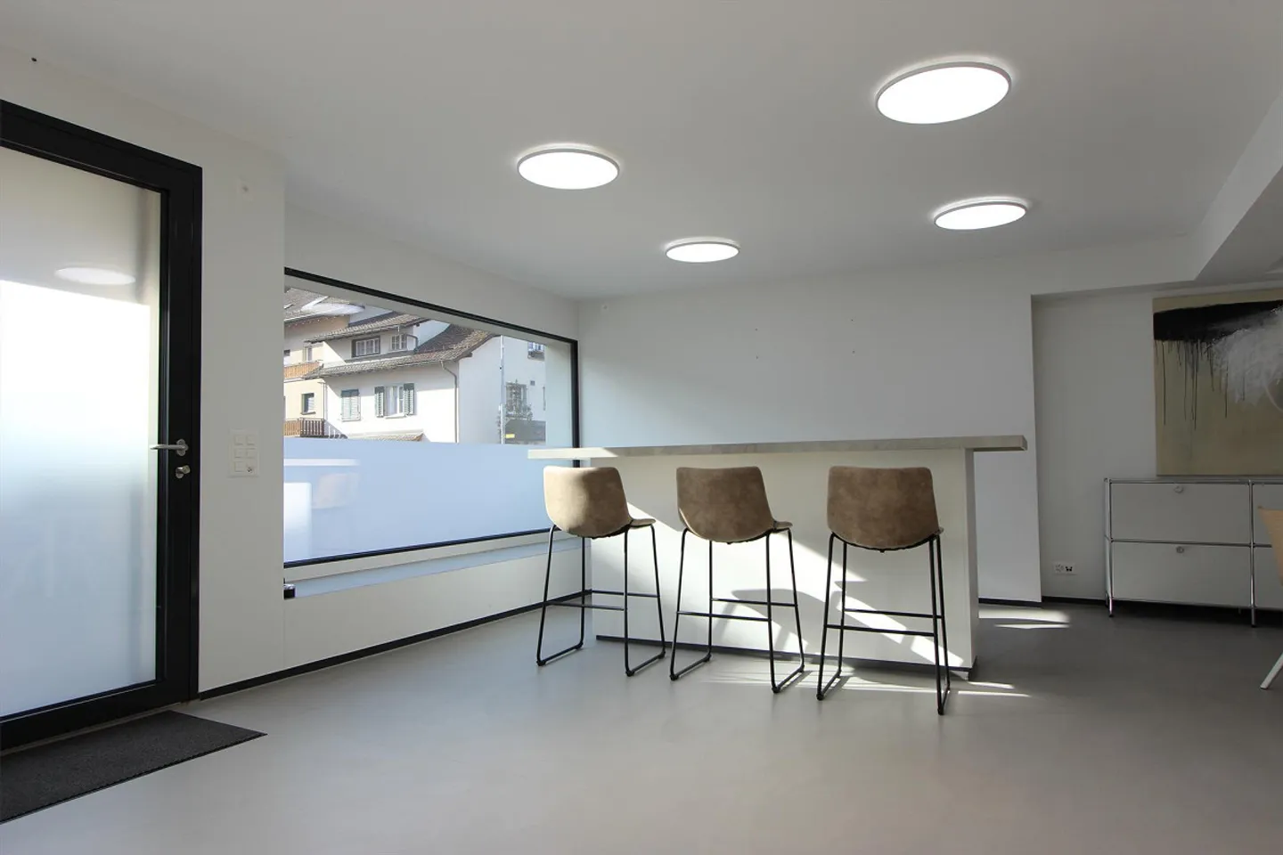 Modernes, helles Büro mit grossen Schaufenstern - Foto 3 von 6