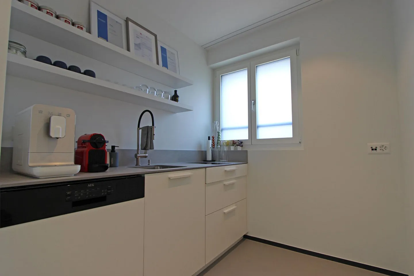 Modernes, helles Büro mit grossen Schaufenstern - Foto 4 von 6