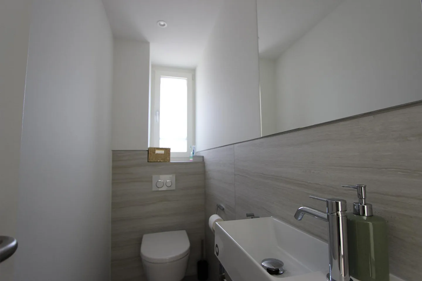 Modernes, helles Büro mit grossen Schaufenstern - Foto 5 von 6