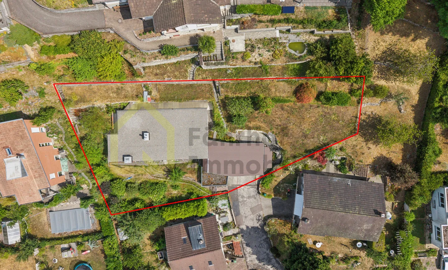 Freistehendes EFH an bevorzugter Lage mit unverbaubarer Fernsicht - Foto 4 di 13