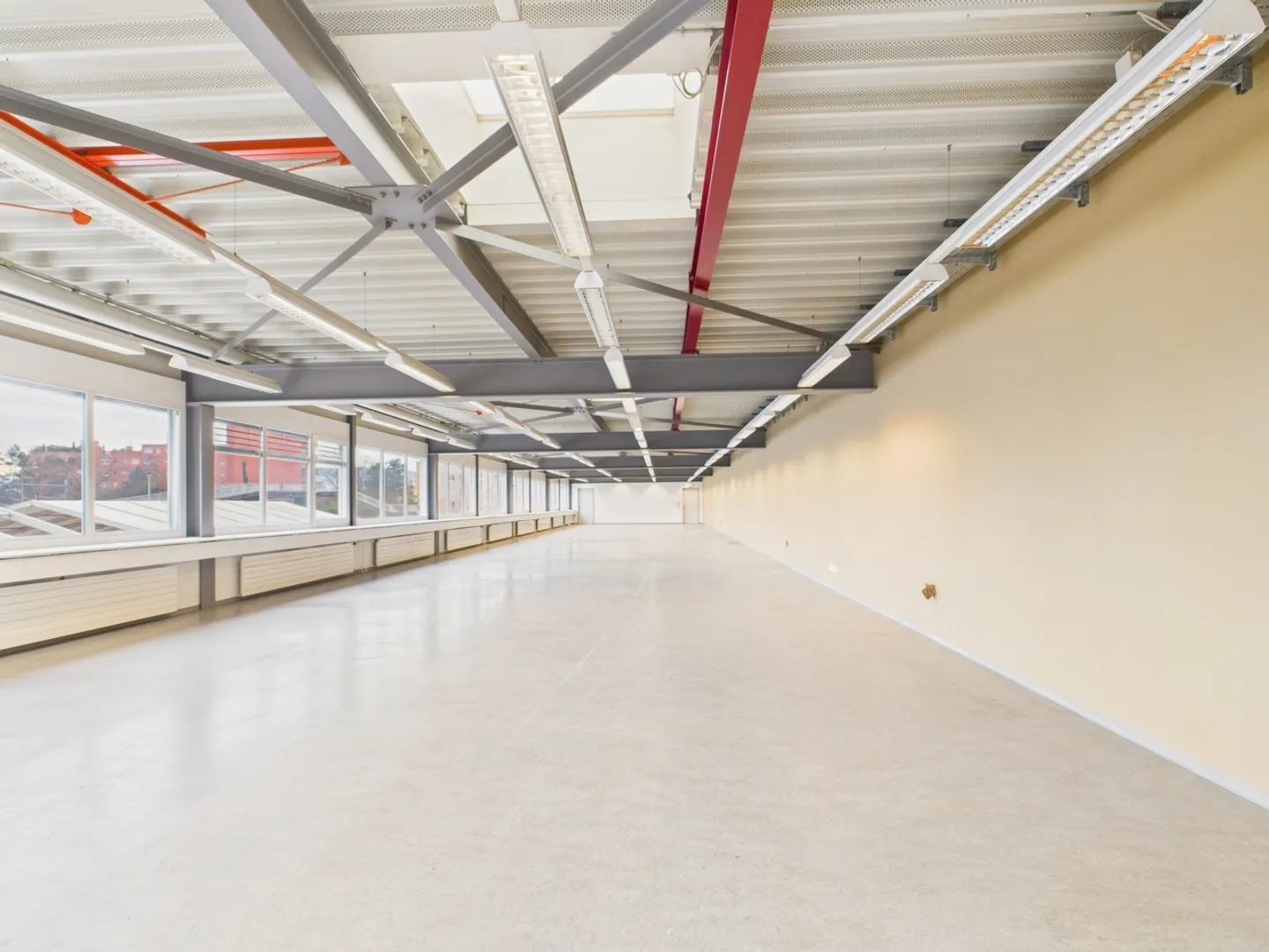 Propriété commerciale polyvalente avec bureaux et espaces de stockage à Nänikon - Photo 2 sur 13