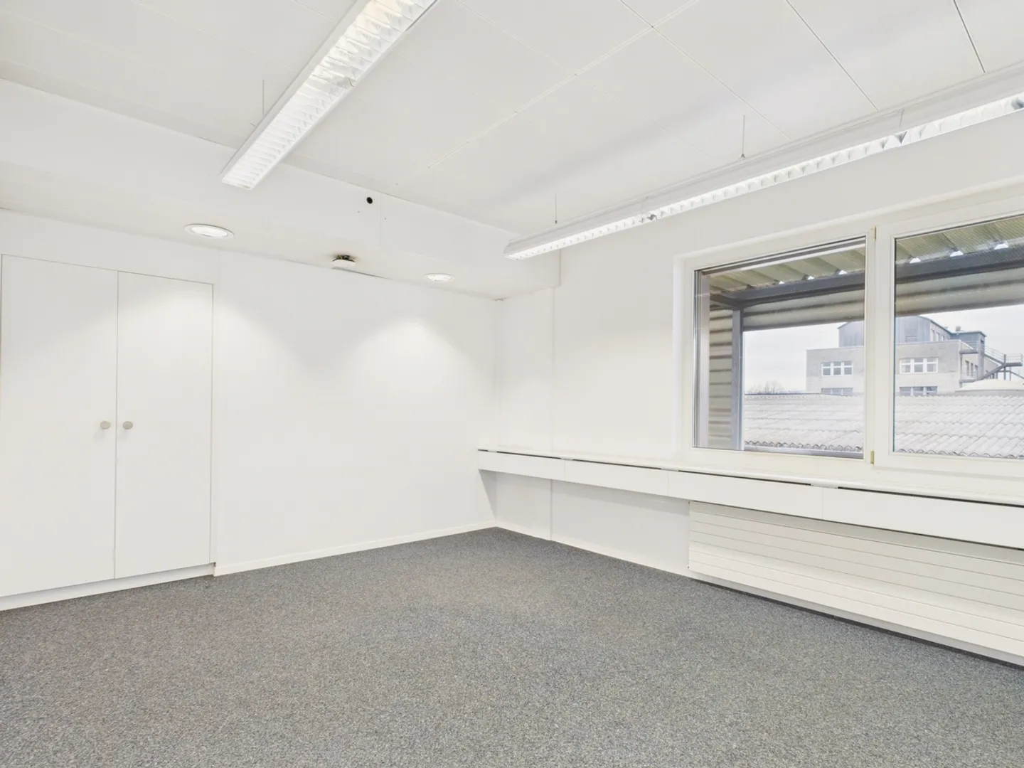 Propriété commerciale polyvalente avec bureaux et espaces de stockage à Nänikon - Photo 4 sur 13