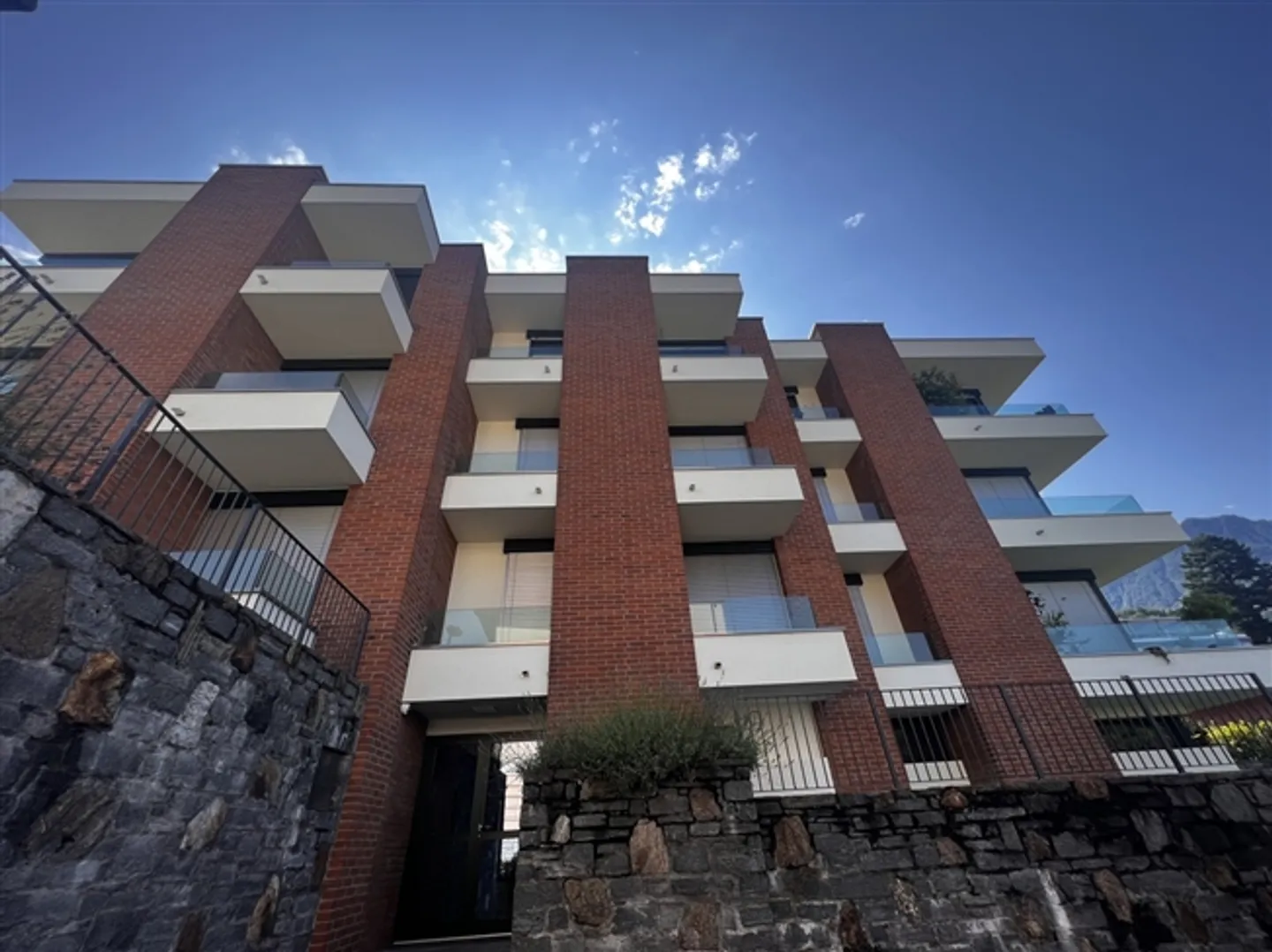 BRIGHT 2.5-ROOM APARTMENT FOR RENT IN A RECENTLY RENOVATED BUILDING - Photo 1 of 10