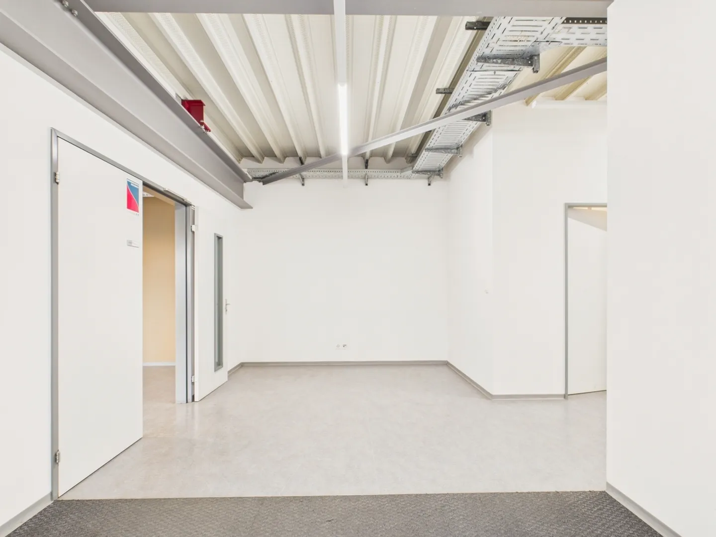 Propriété commerciale polyvalente avec bureaux et espaces de stockage à Nänikon - Photo 7 sur 13