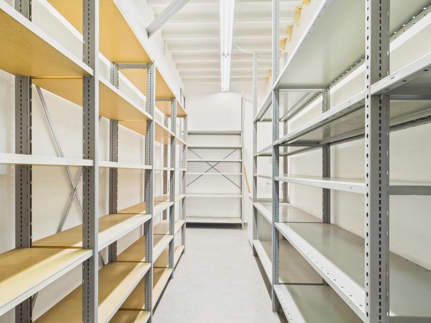 Propriété commerciale polyvalente avec bureaux et espaces de stockage à Nänikon - Photo 11 sur 13