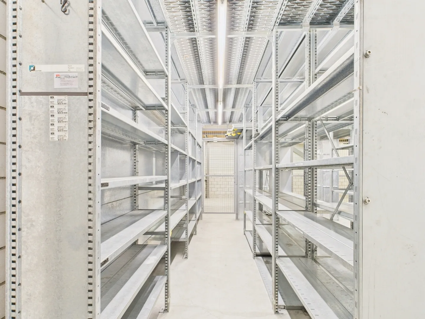 Propriété commerciale polyvalente avec bureaux et espaces de stockage à Nänikon - Photo 12 sur 13