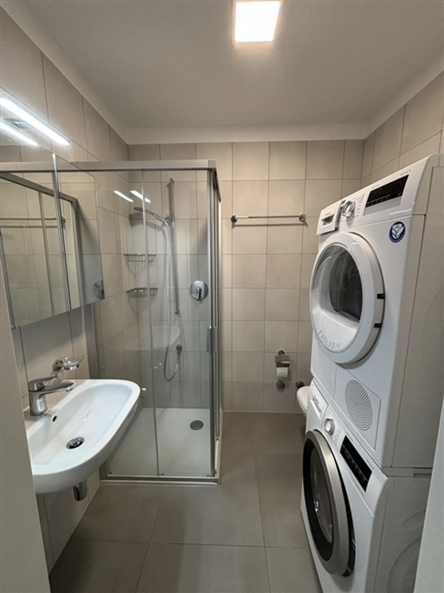 BRIGHT 2.5-ROOM APARTMENT FOR RENT IN A RECENTLY RENOVATED BUILDING - Photo 8 of 10