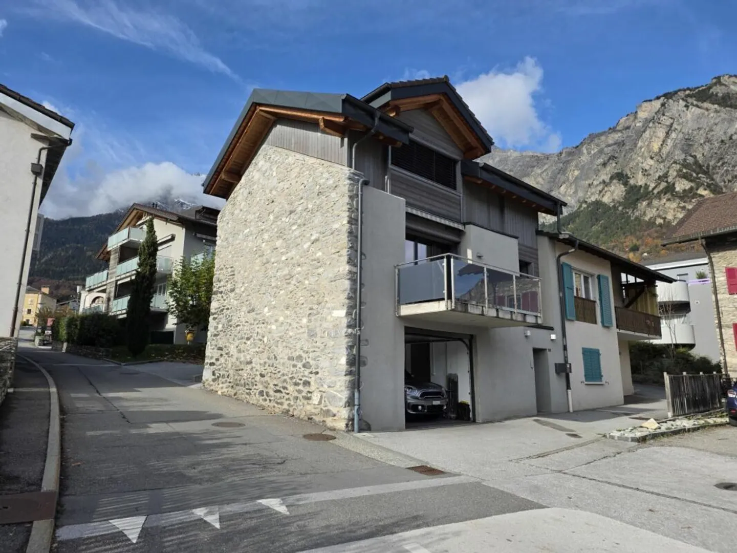 Appartement spacieux de 5,0 pièces avec garage et places de parking au centre - Photo 1 sur 9