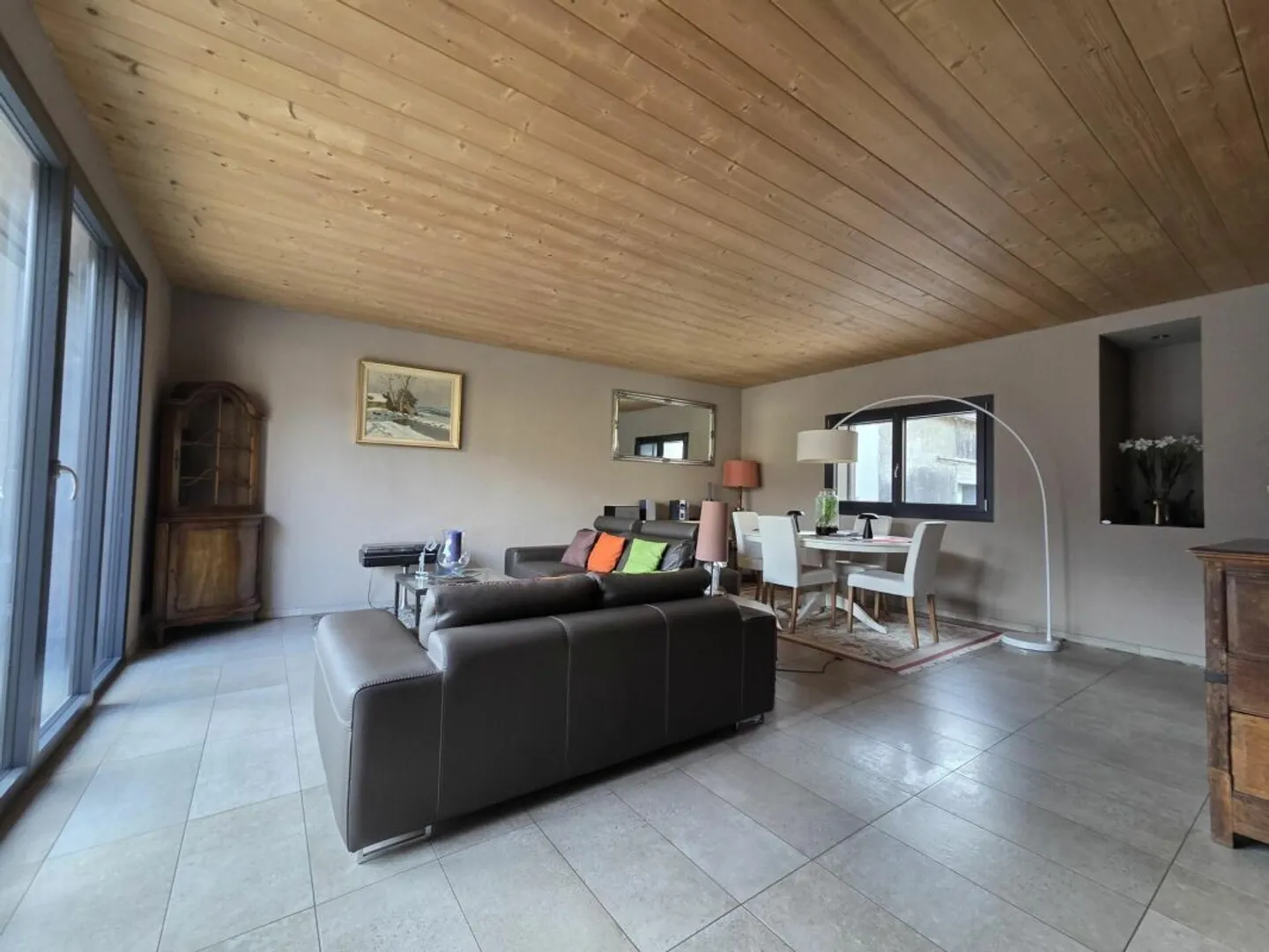 Appartement spacieux de 5,0 pièces avec garage et places de parking au centre - Photo 4 sur 9