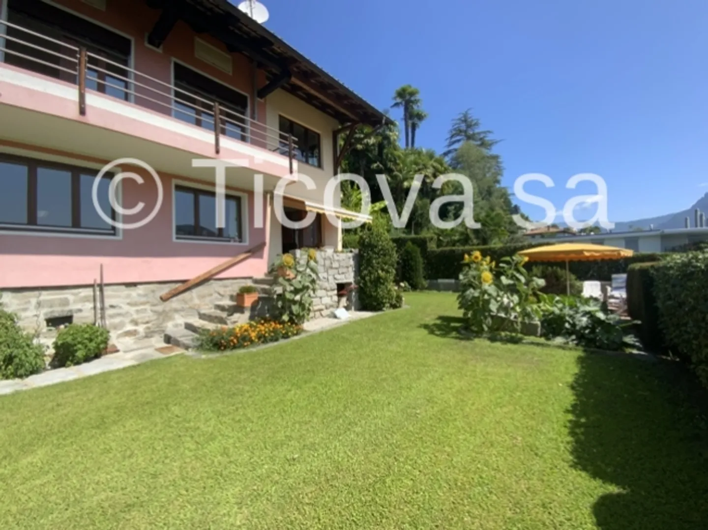 Struttura/villa plurifamiliare con giardino e piscina - Foto 1 di 14