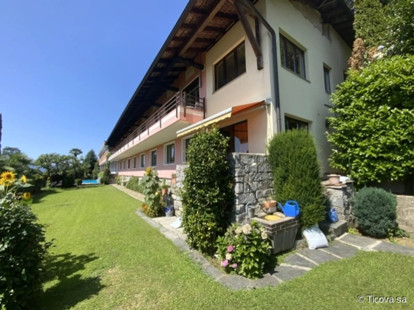 Struttura/villa plurifamiliare con giardino e piscina - Foto 2 di 14