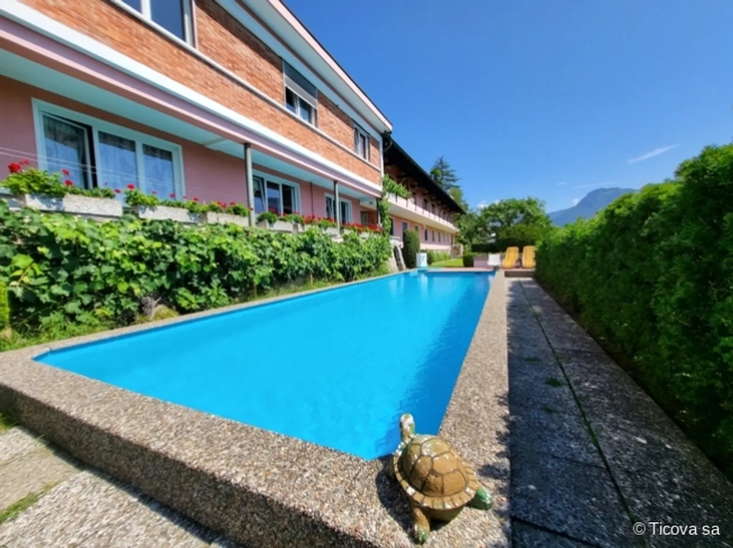 Struttura/villa plurifamiliare con giardino e piscina - Foto 3 di 14