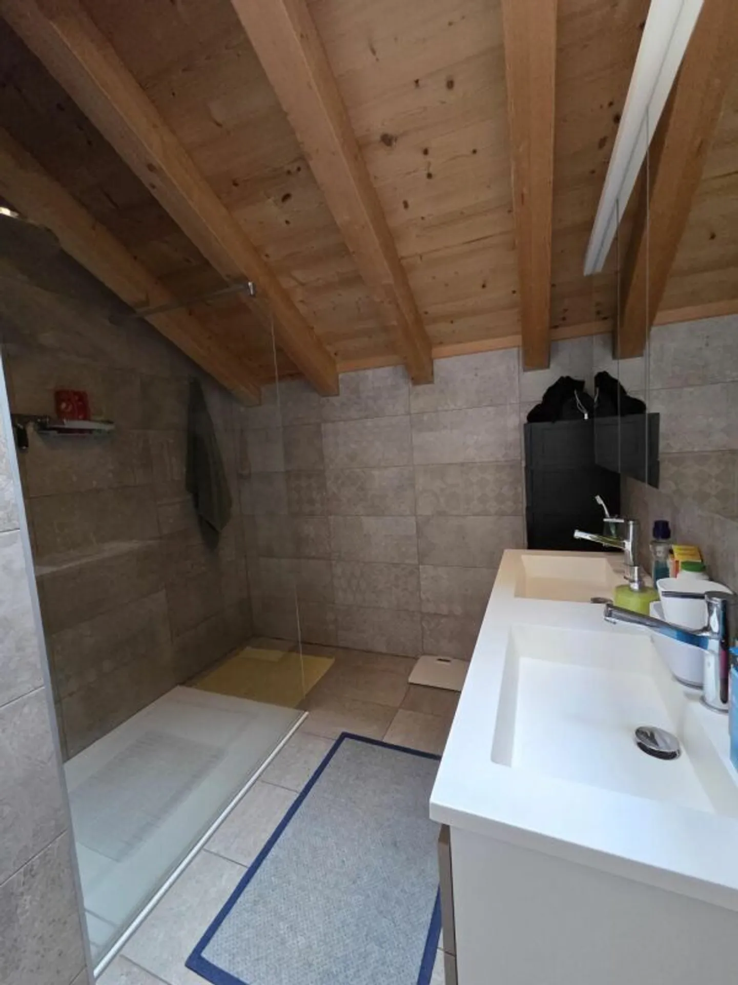 Appartement spacieux de 5,0 pièces avec garage et places de parking au centre - Photo 8 sur 9