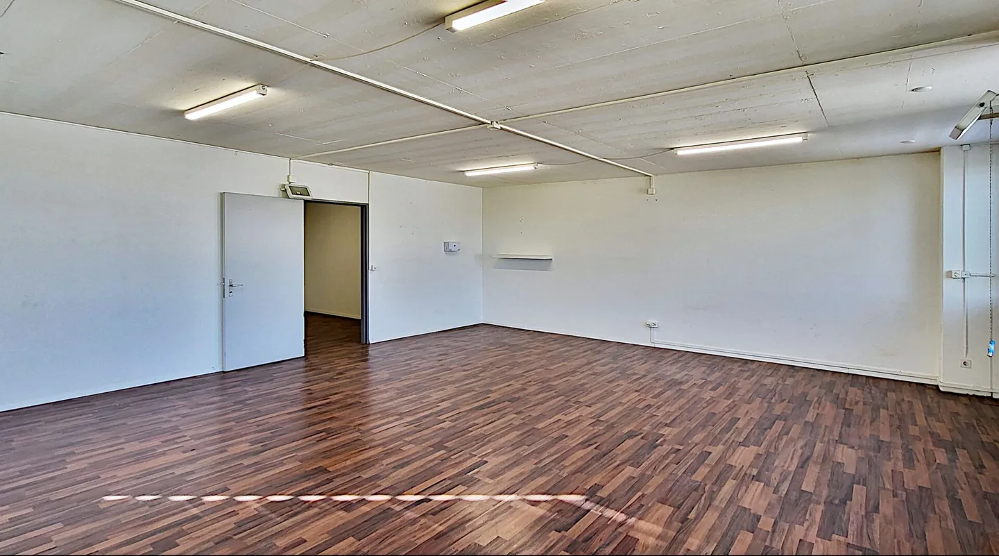 Bureaux/commerciaux magnifiquement aménagés avec beaucoup de lumière naturelle ! - Photo 2 sur 4