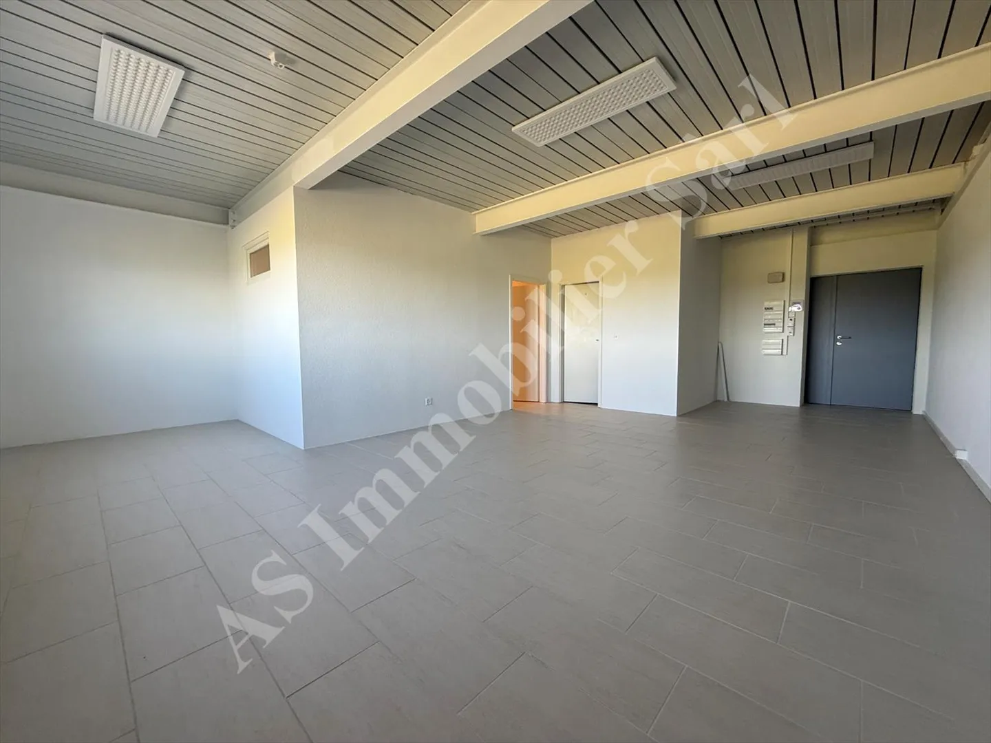 À louer à Assens - Local commercial lumineux de 61 m² - Photo 2 sur 7