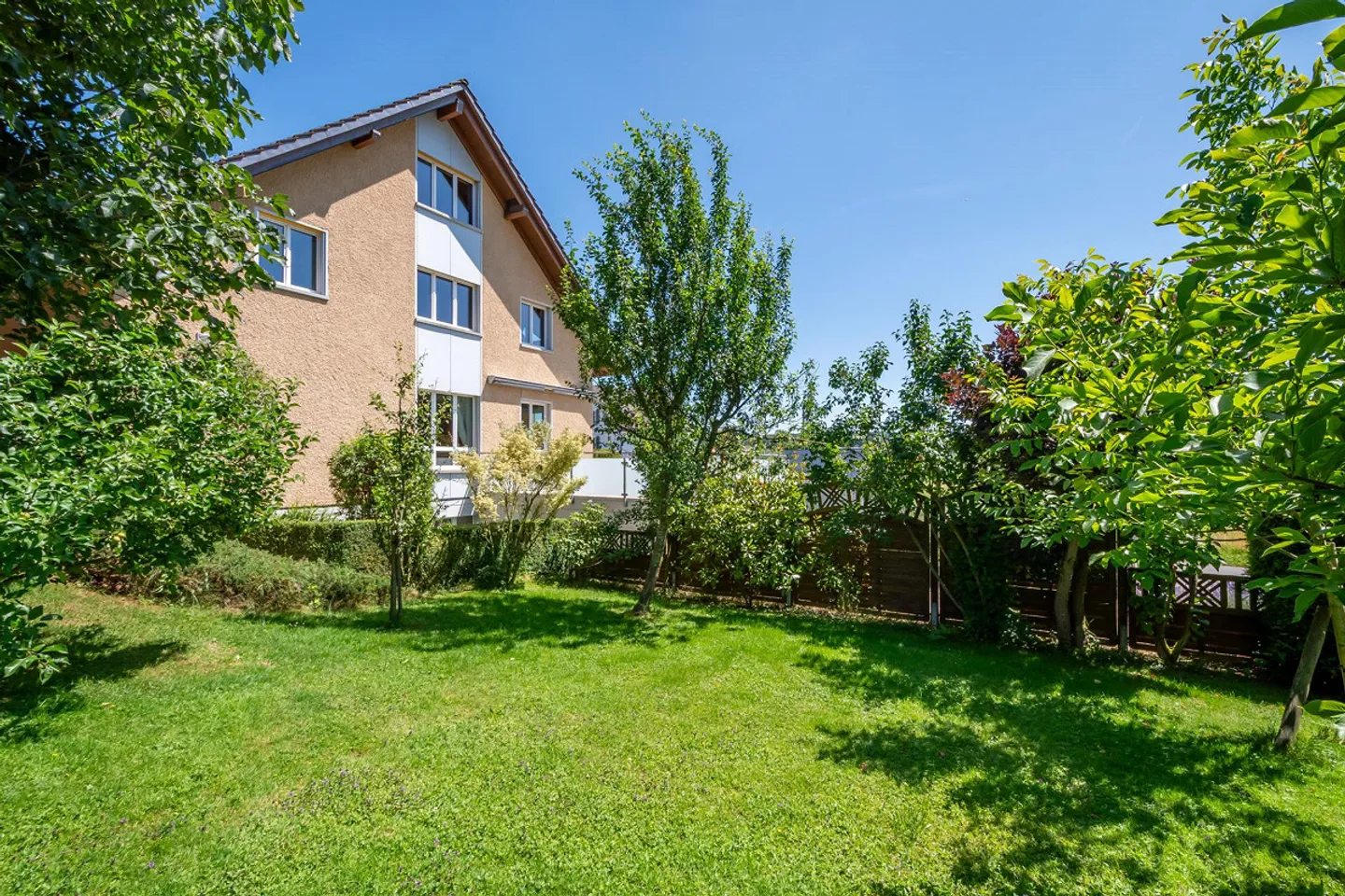 Gepflegtes Mehrfamilienhaus mit schönem Umschwung - Foto 5 von 28