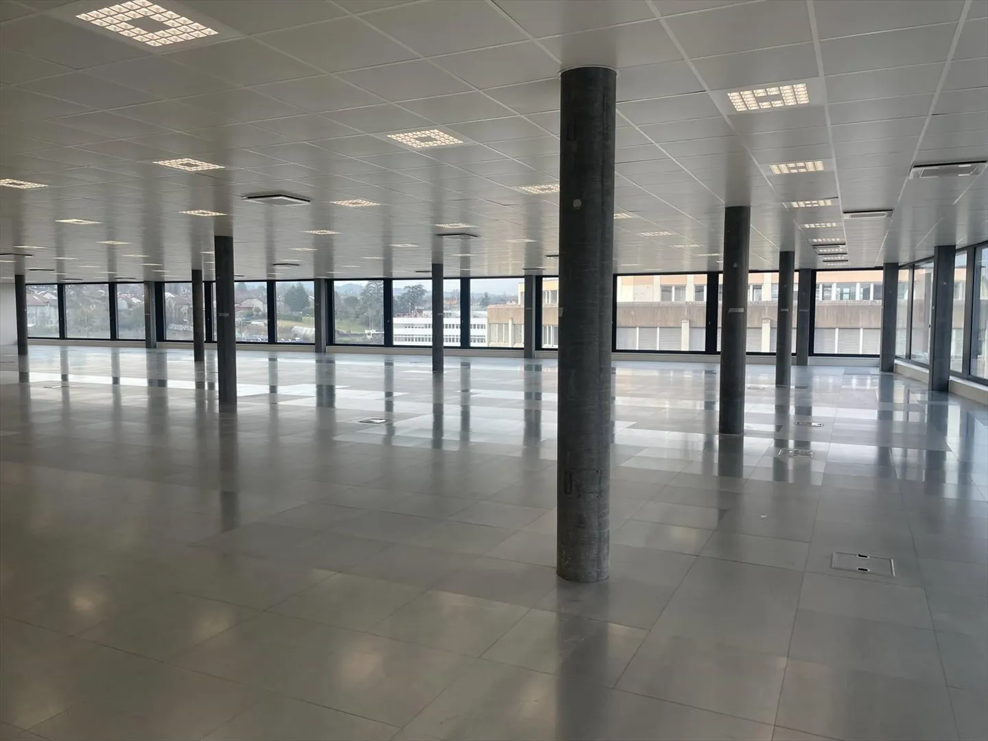 Magnifiques surfaces de bureaux 495m2 - Zone industrielle de PLO - Photo 3 sur 5