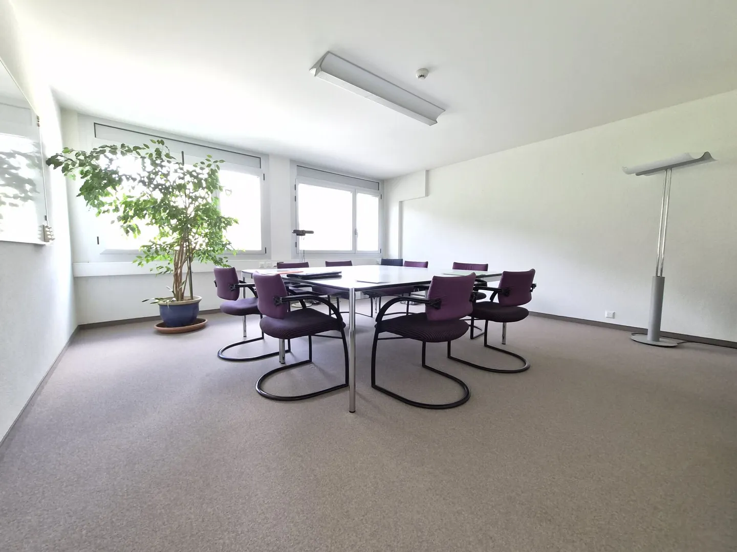 Shared office in an active professional space - Photo 1 of 2