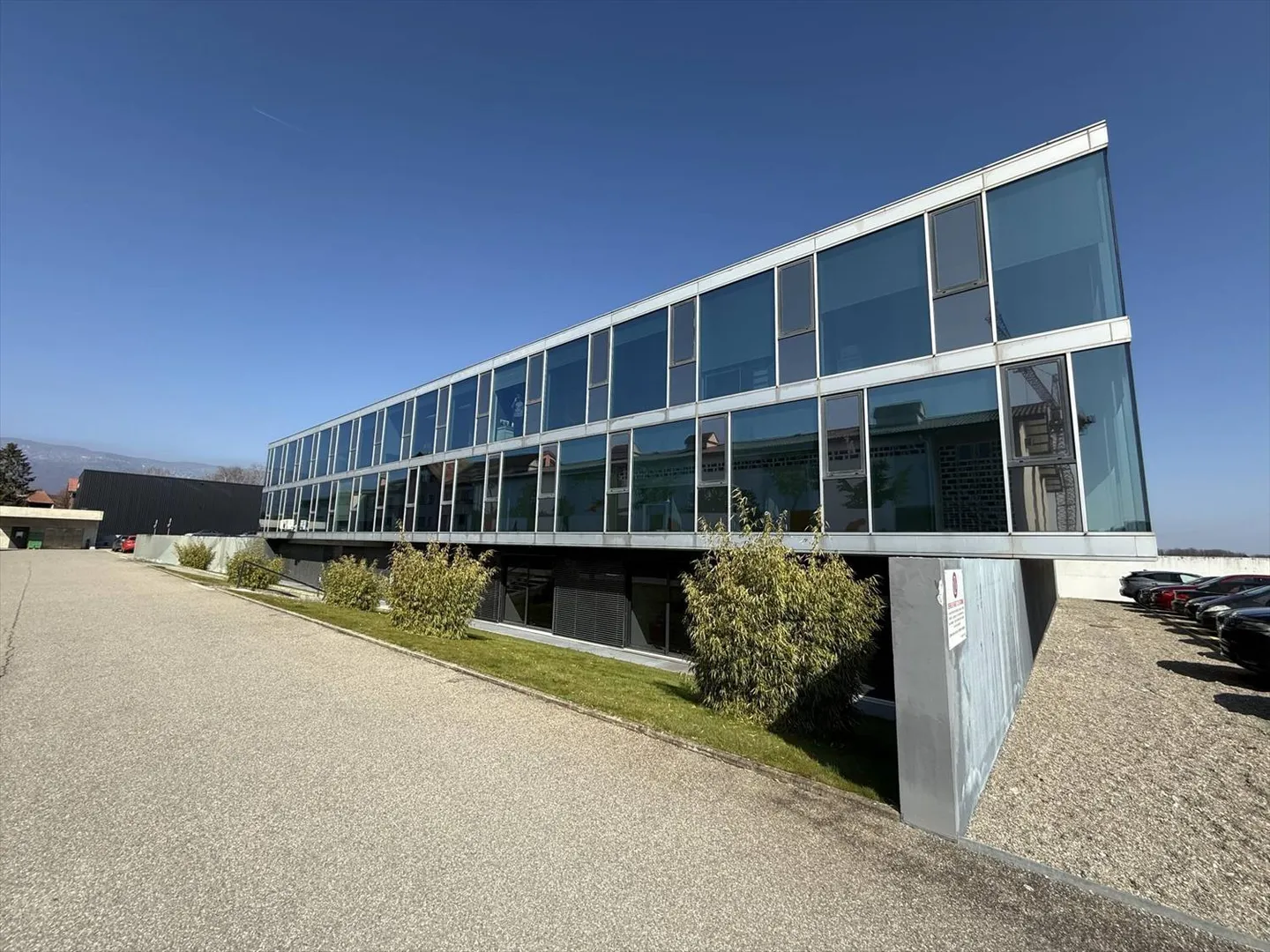 300m2 divisible office located in Terre Sainte - Photo 1 of 8