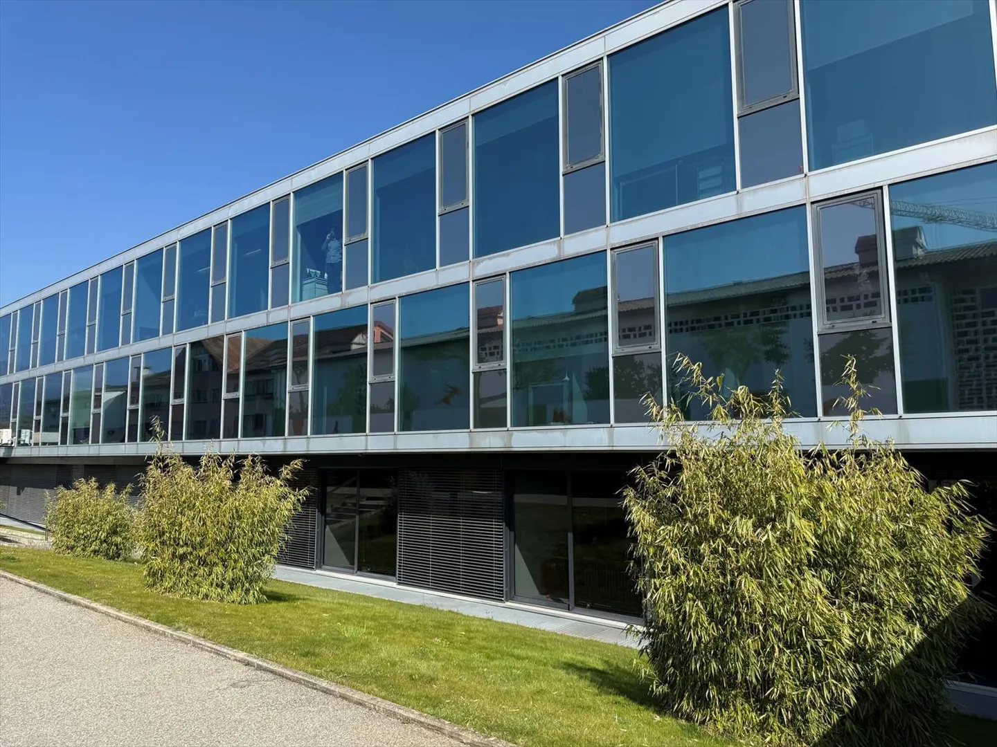 300m2 divisible office located in Terre Sainte - Photo 2 of 8