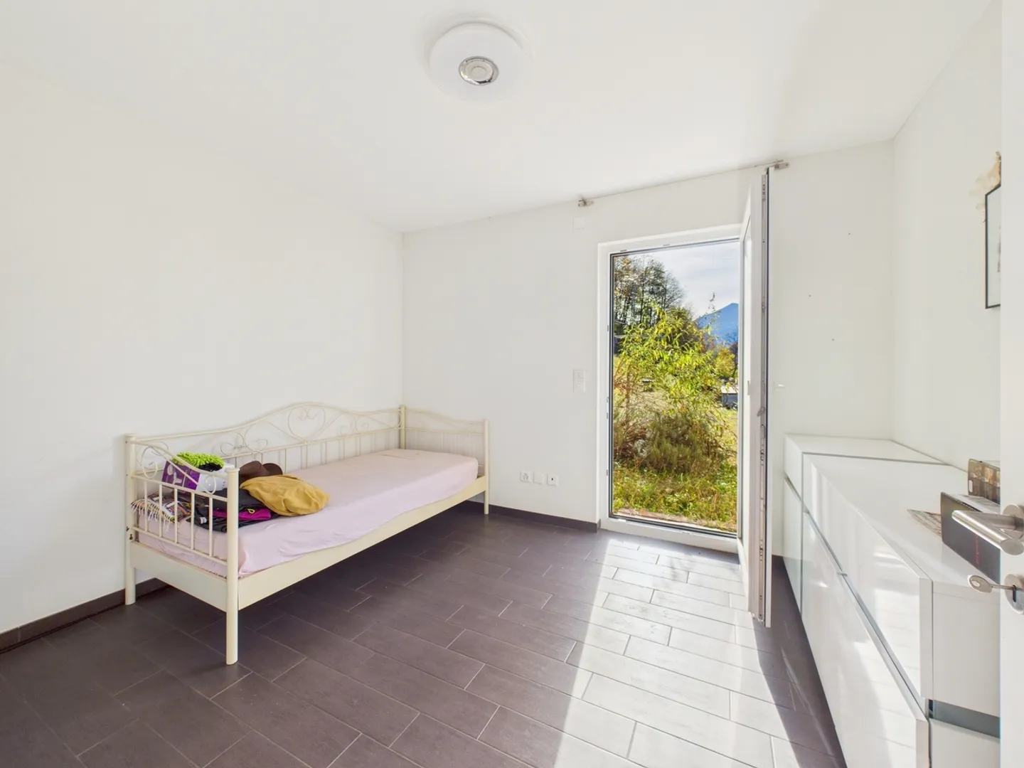 Charming villa in Blenio – modern design and generous spaces in a picturesque setting - Photo 9 of 13