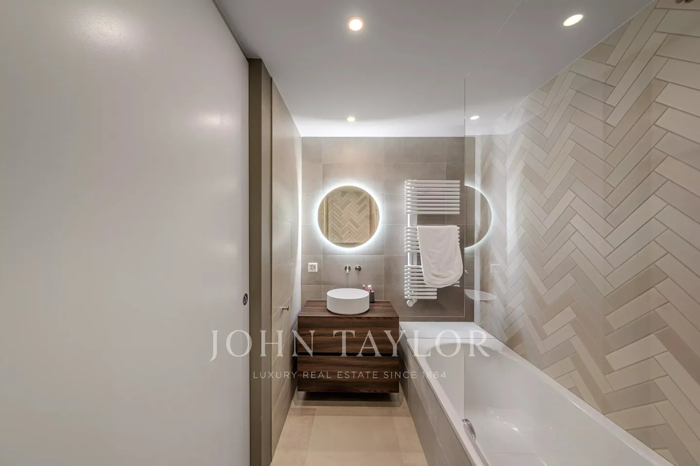 EXCLUSIVITY: Modern Villa with Panoramic Lake and Alpine Views - Photo 7 of 11