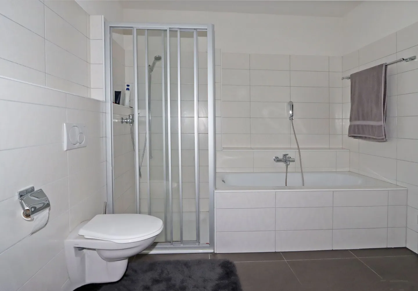 Casa plurifamiliare con 8 unità abitative e diversi garage a Netstal GL - Foto 8 di 13