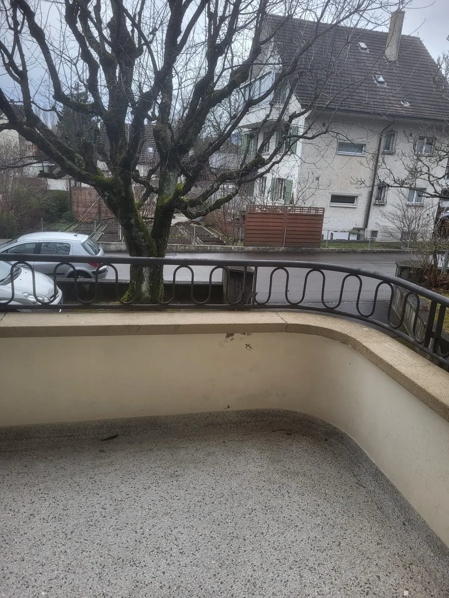 Moderno appartamento con 3 camere e balcone a Biel - Foto 2 di 14