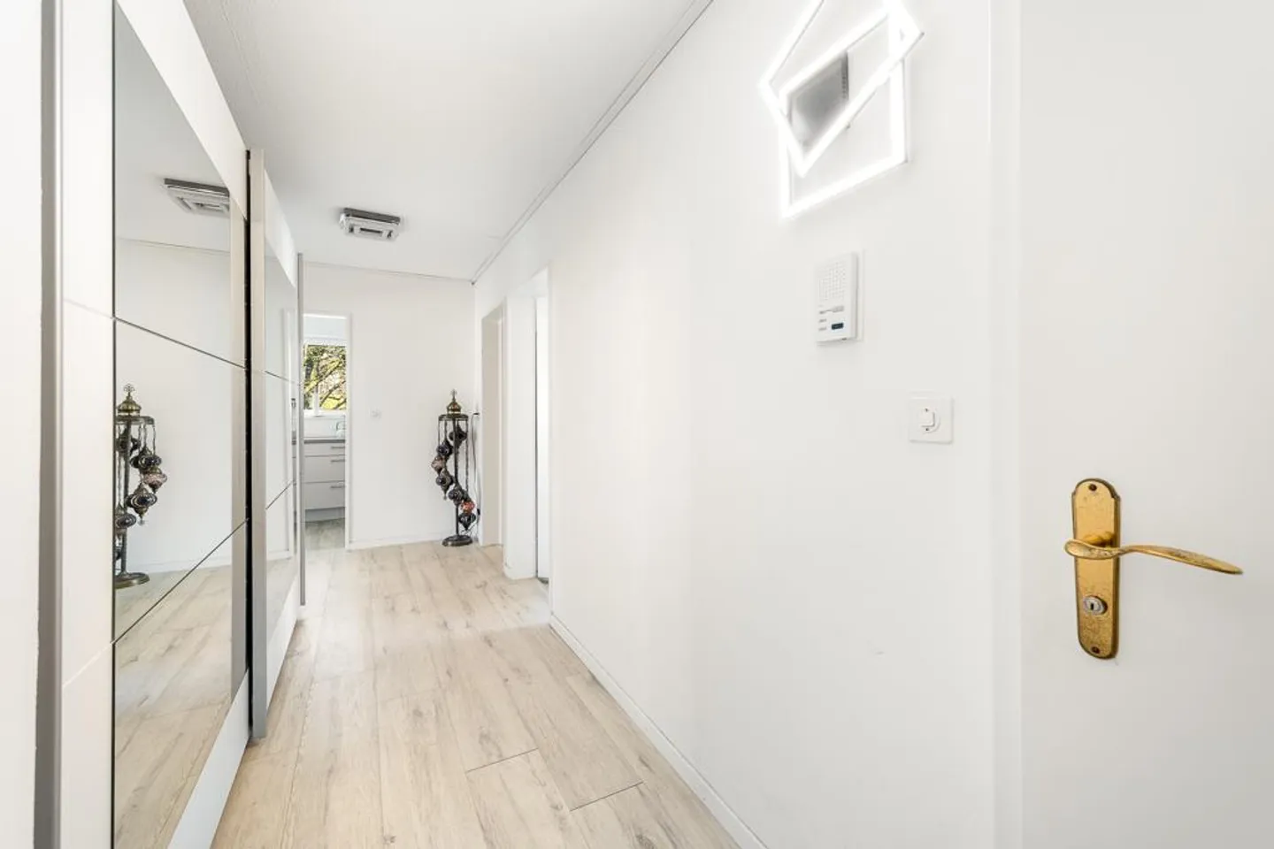 Charming apartment with a panoramic view in a central location - Photo 3 of 10