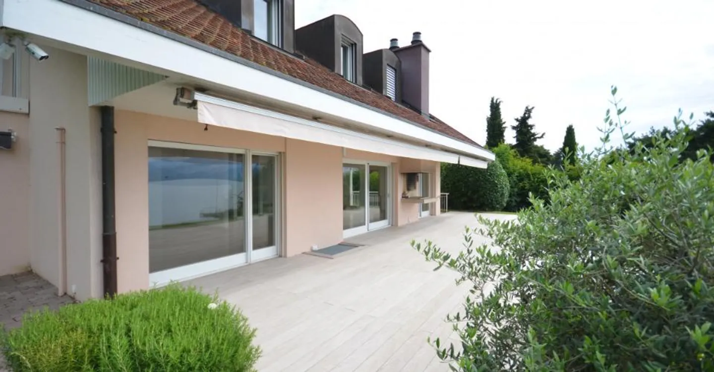 SAINT-PREX - TWO VILLAS ON THE SHORE OF LAKE LEMAN, WITH PRIVATE ACCESS TO THE LAKE - Photo 3 of 12