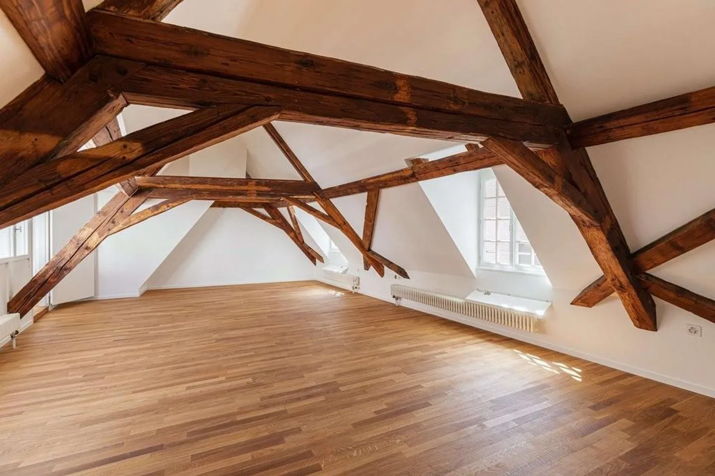 Office in the attic of a historic building - Photo 4 of 10