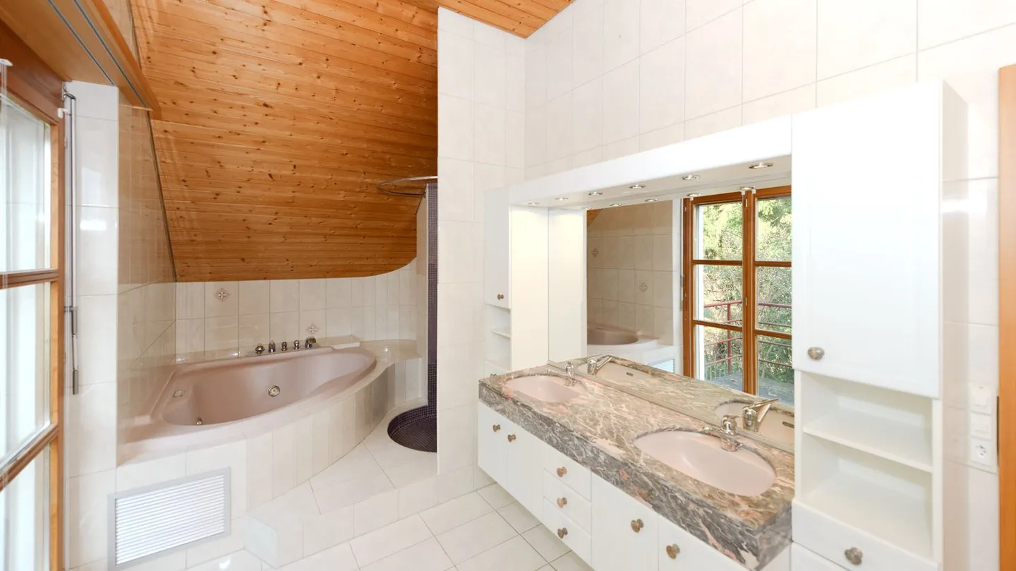 Casa unifamiliare indipendente con piscina, giardino d'inverno, sauna, ecc. in una posizione panoramica - Foto 12 di 20