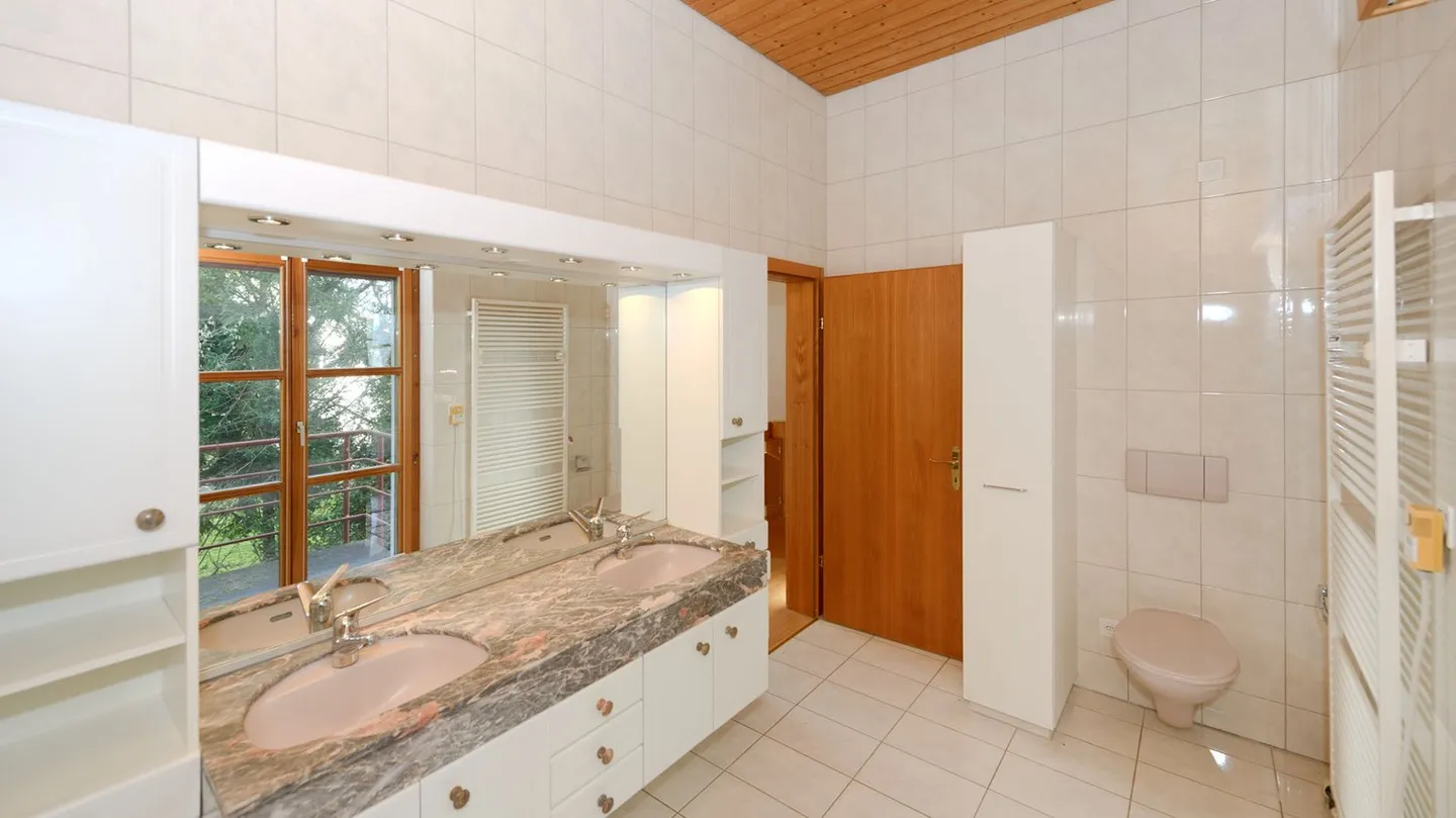 Casa unifamiliare indipendente con piscina, giardino d'inverno, sauna, ecc. in una posizione panoramica - Foto 13 di 20