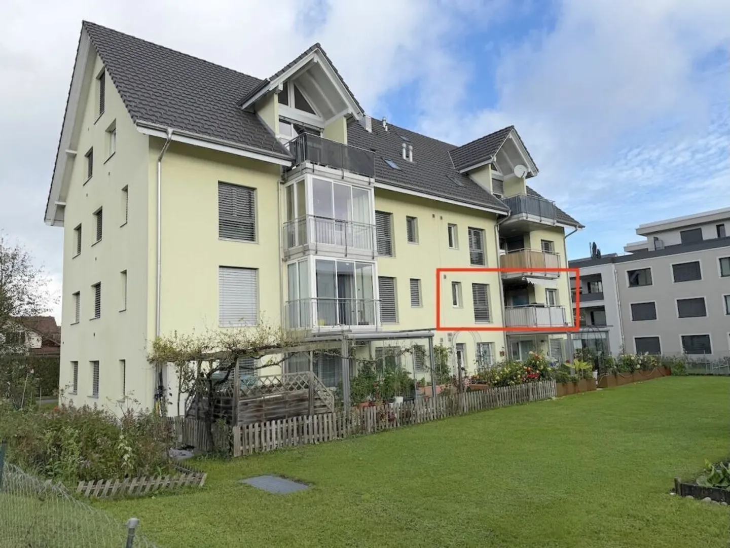 4 ½ Rooms with Balcony on the 1st Floor and 2 Underground Parking Spaces - Photo 1 of 13