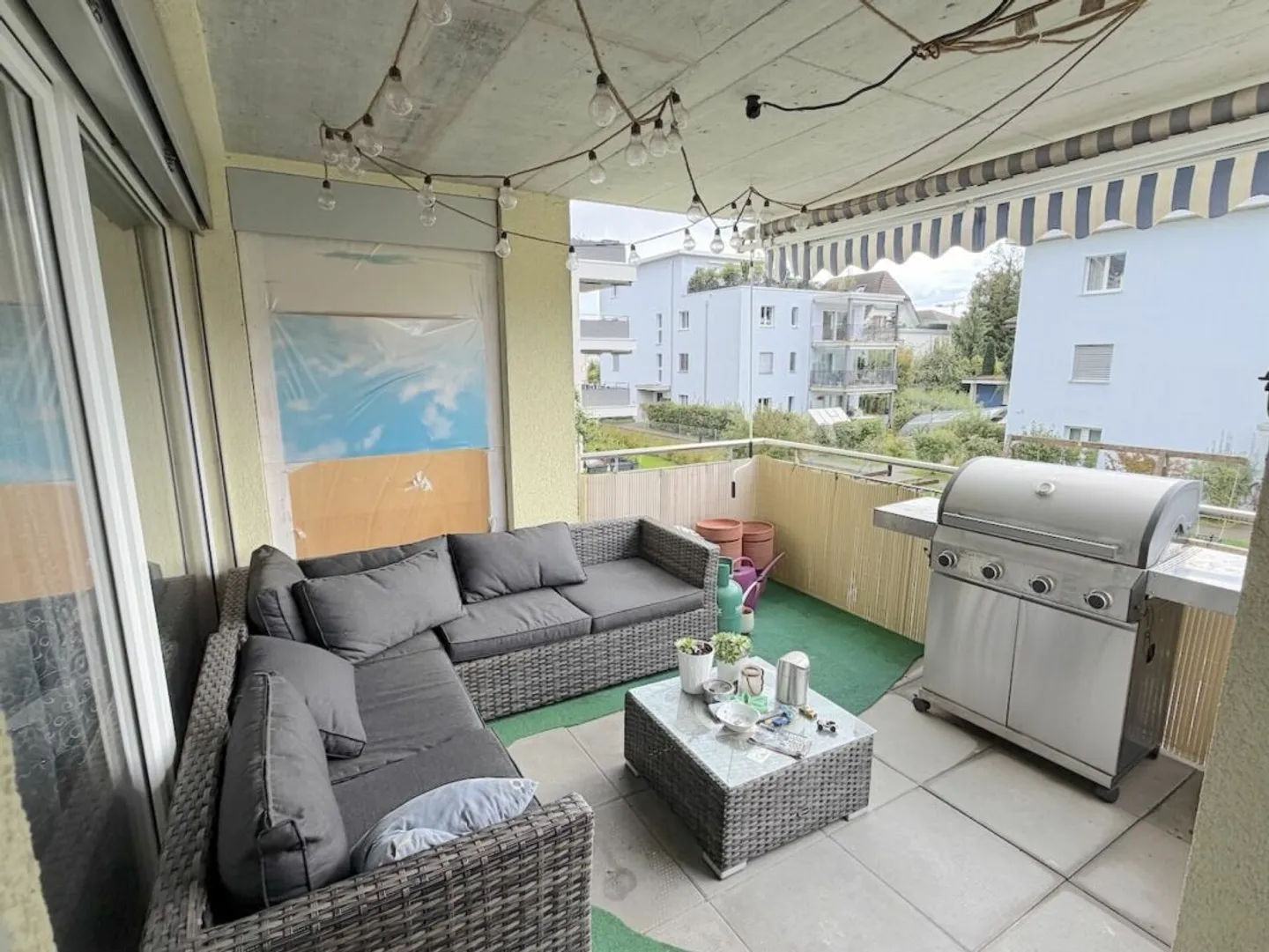4 ½ Rooms with Balcony on the 1st Floor and 2 Underground Parking Spaces - Photo 2 of 13