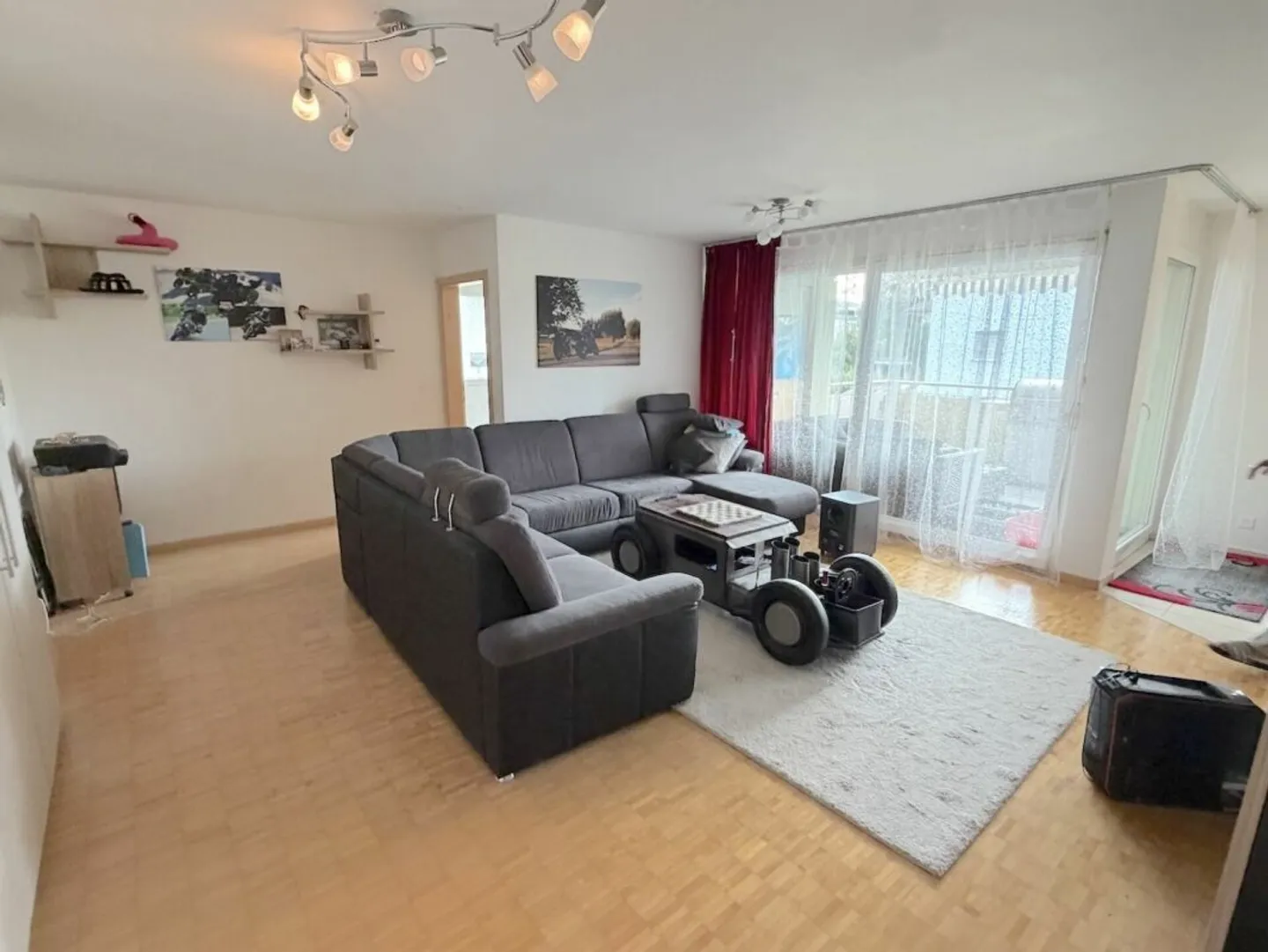 4 ½ Rooms with Balcony on the 1st Floor and 2 Underground Parking Spaces - Photo 4 of 13