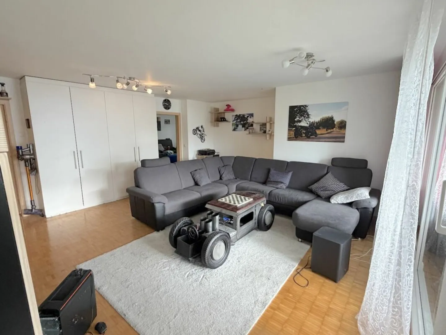 4 ½ Rooms with Balcony on the 1st Floor and 2 Underground Parking Spaces - Photo 5 of 13