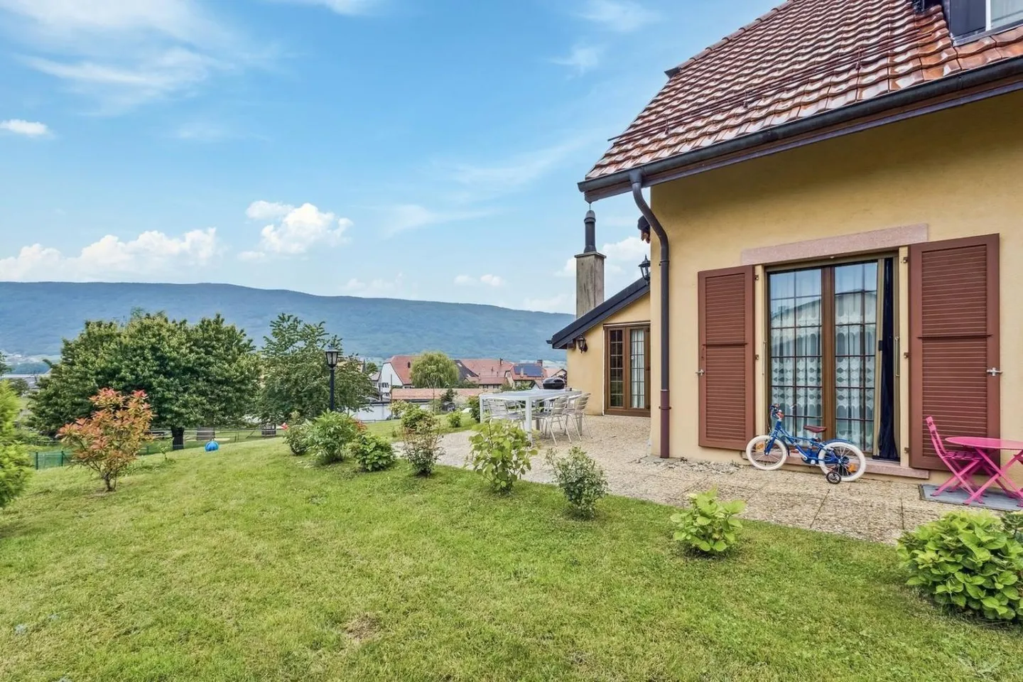 Villa residenziale spaziosa di 180 m2 nel cuore del villaggio con ufficio - Foto 1 di 13