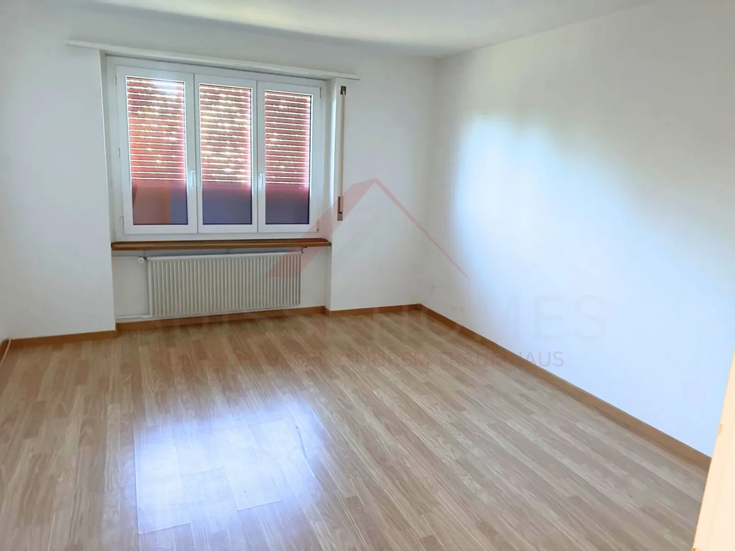 Appartamento moderno di 4,5 stanze con balcone - Soleggiato, tranquillo e pronto per essere abitato - Foto 6 di 10