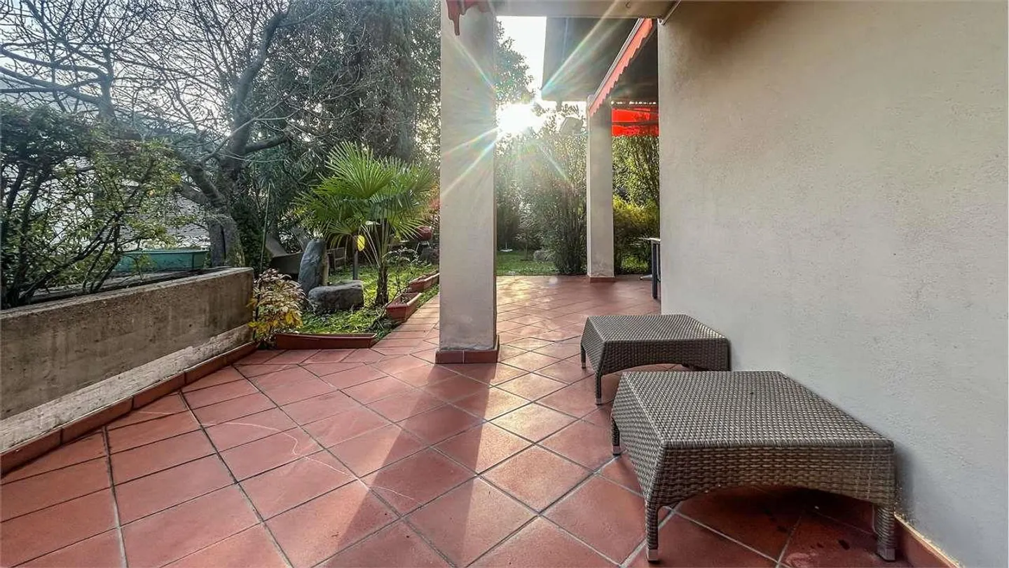 VILLA ÉLÉGANTE AVEC JARDIN DANS UN EMPLACEMENT STRATÉGIQUE - Photo 2 sur 12