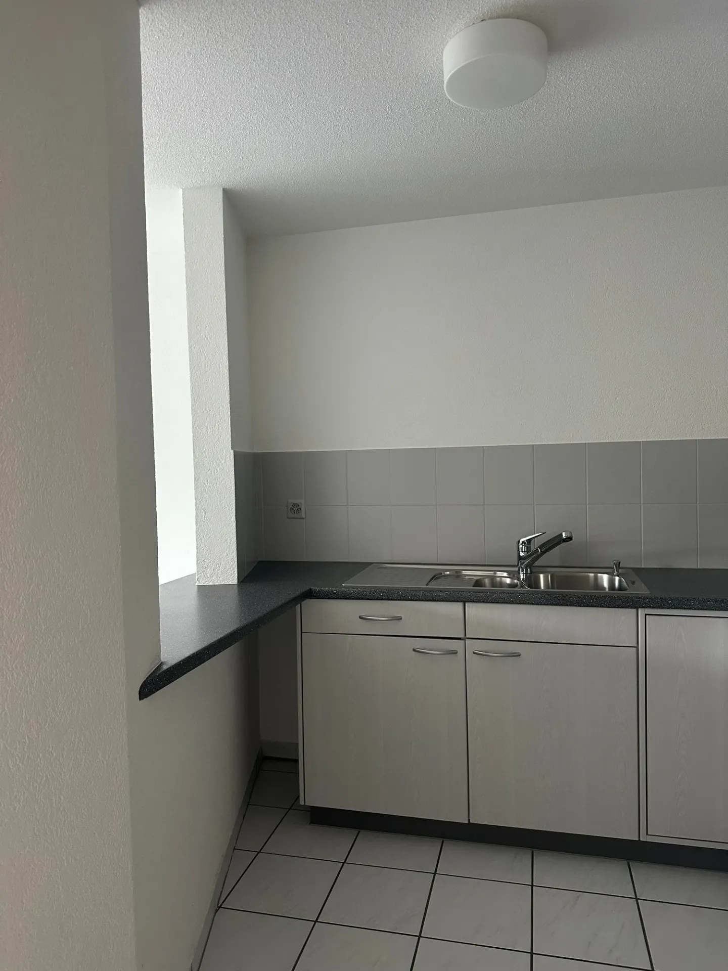 Centrale, luminosa e accogliente: appartamento di 2,5 stanze a Niederwil - Foto 3 di 9