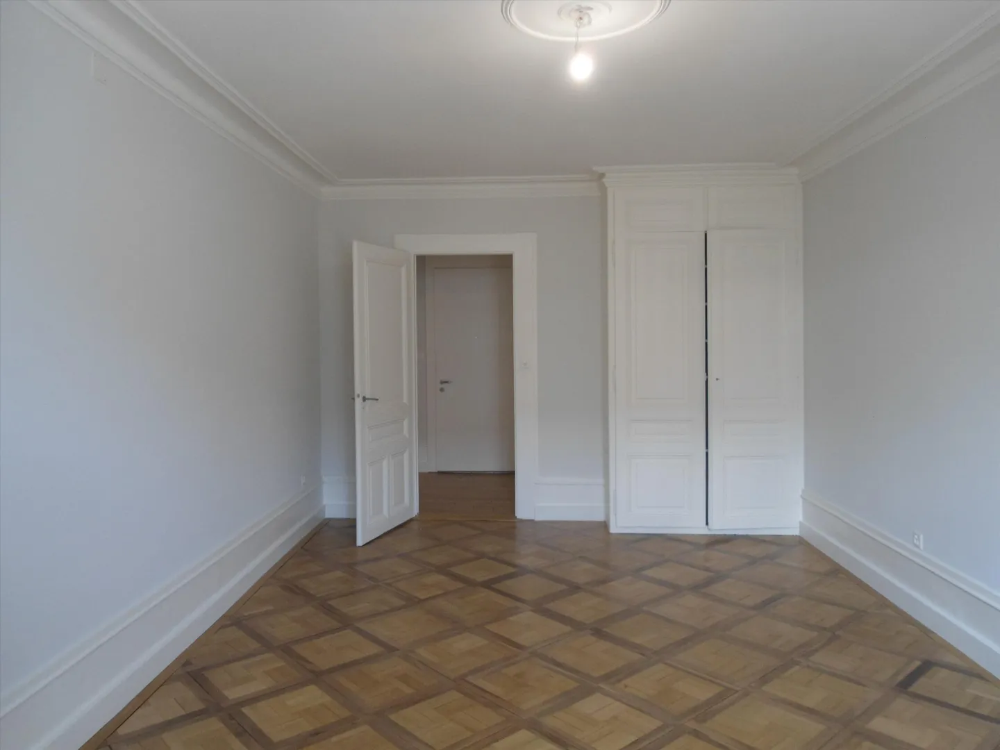 Spacious 4-room apartment on the top floor, close to the banking district - Photo 9 of 12