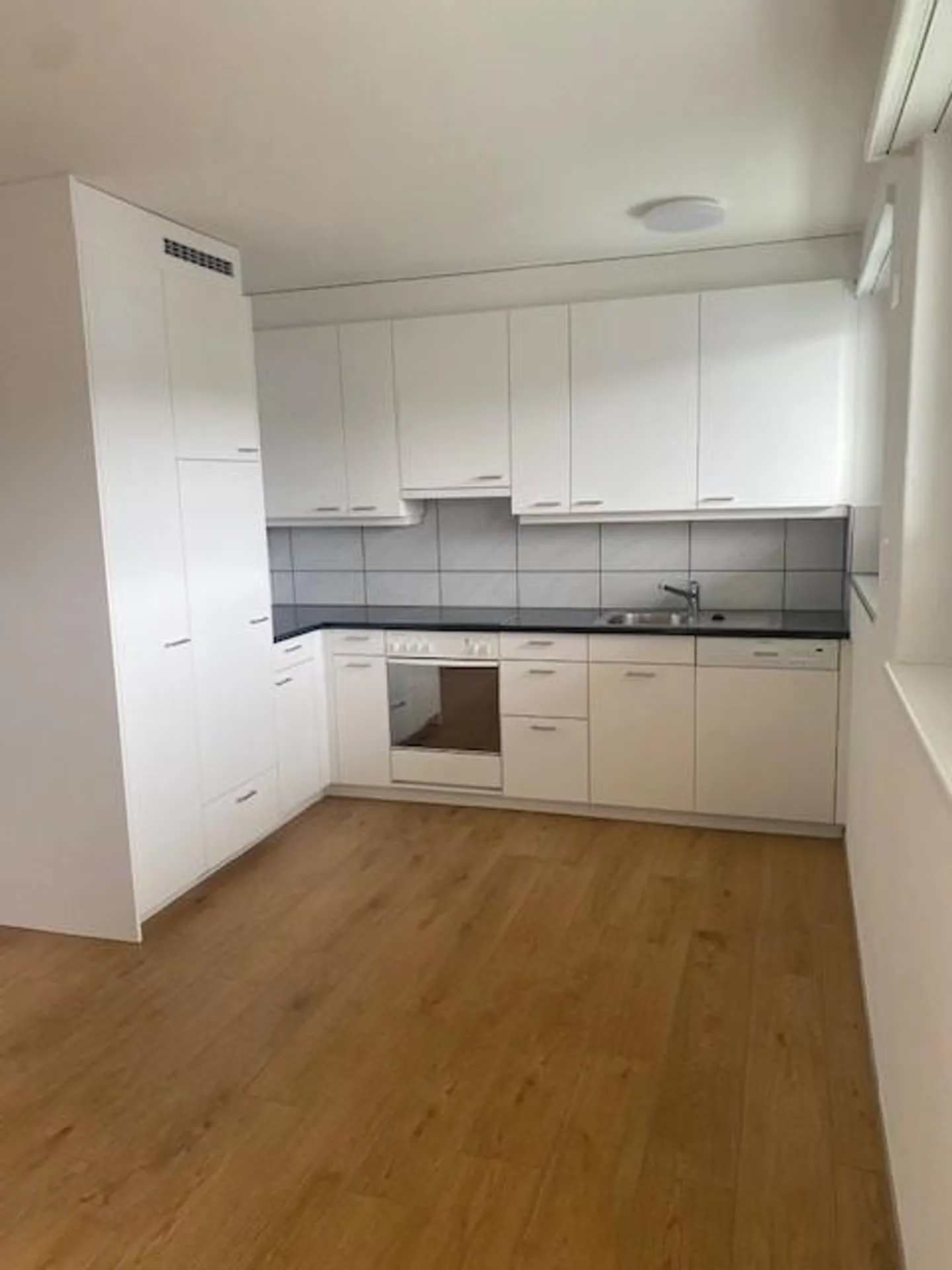 renovierte 2.5 Zimmerwohnung, 2. OG mitte links, Objekt 1023 - Foto 2 von 8