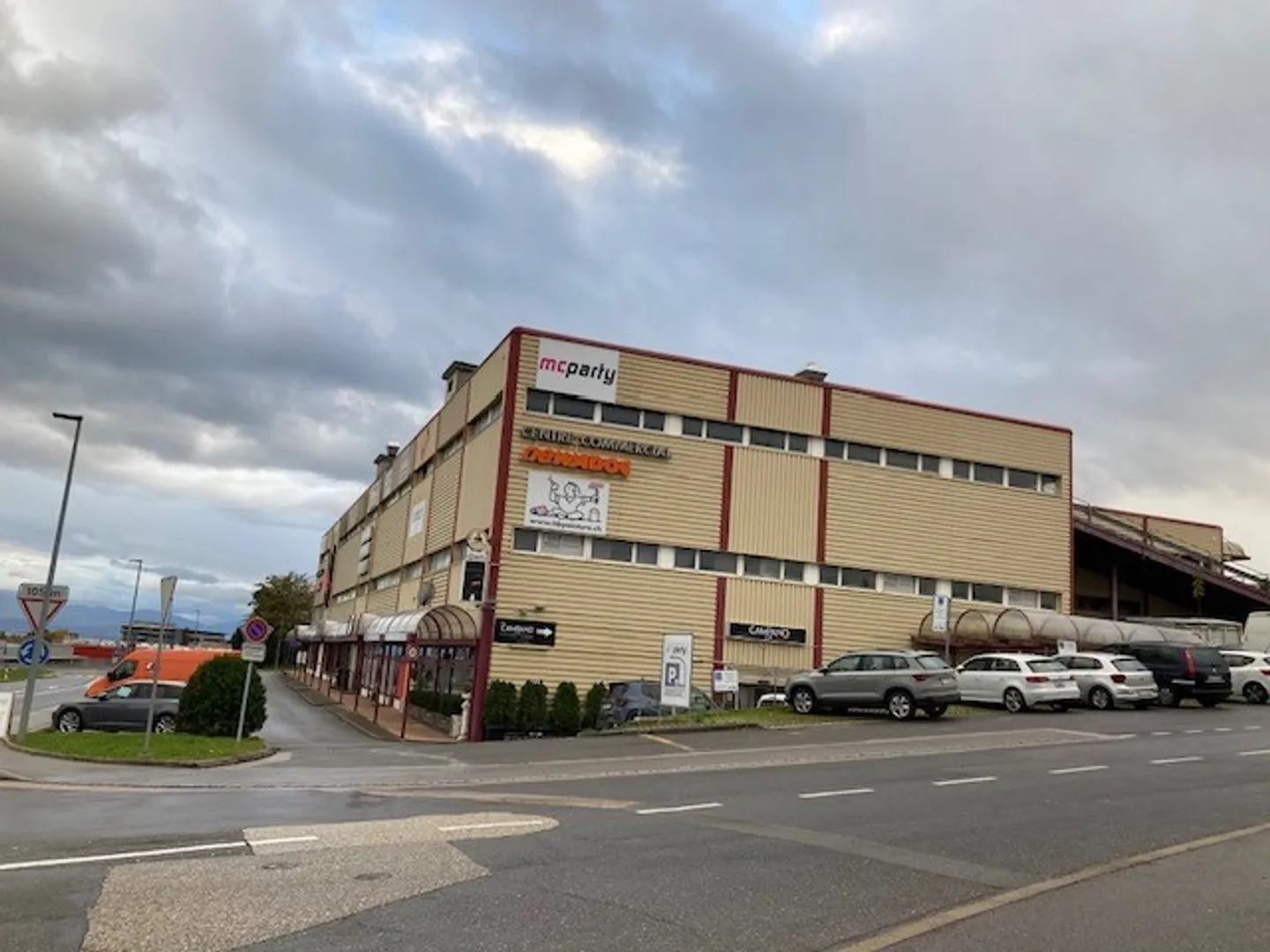 Local-atelier d'env. 120 m2 au 1er étage - Photo 1 sur 2