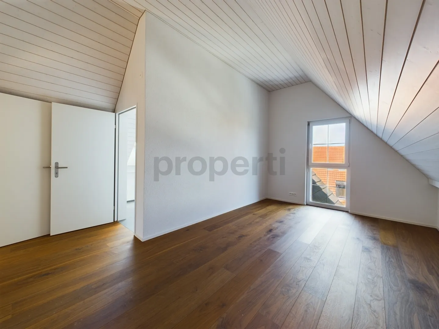 Appartamento mansardato elegante e accogliente di 3,5 locali con camino a Niederglatt - Foto 4 di 11